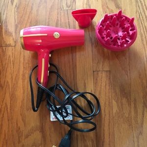 strong powerful blow dryer with its assessor